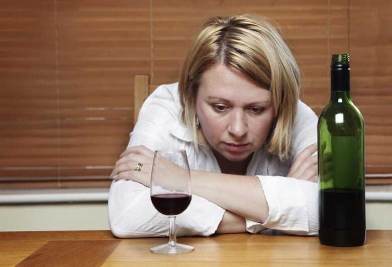 naine joob veini, kuidas loobuda