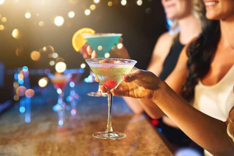 Mõned alkohoolsed joogid sobivad peole, kuid mitte intiimseks kohtumiseks. 